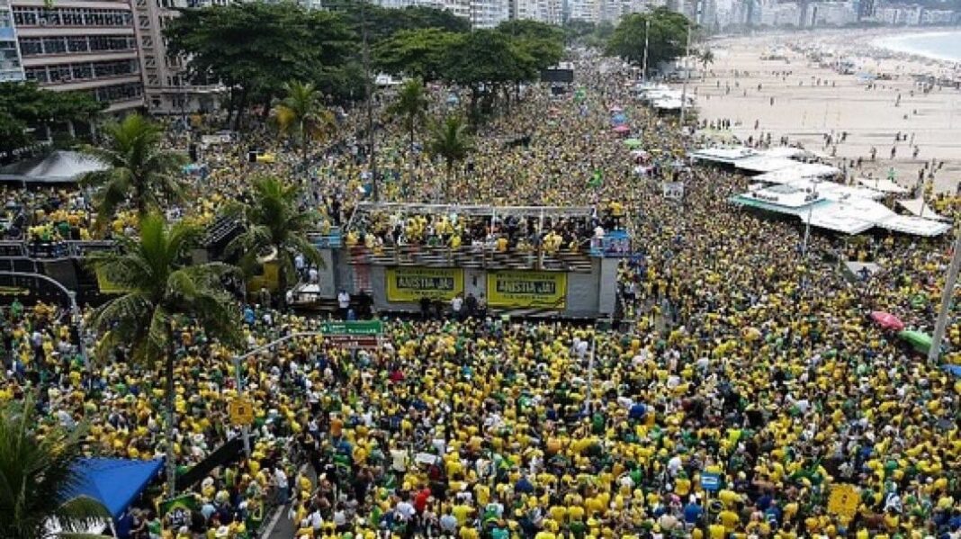 Anistia: em ato no Rio, Bolsonaro reúne milhares de apoiadores