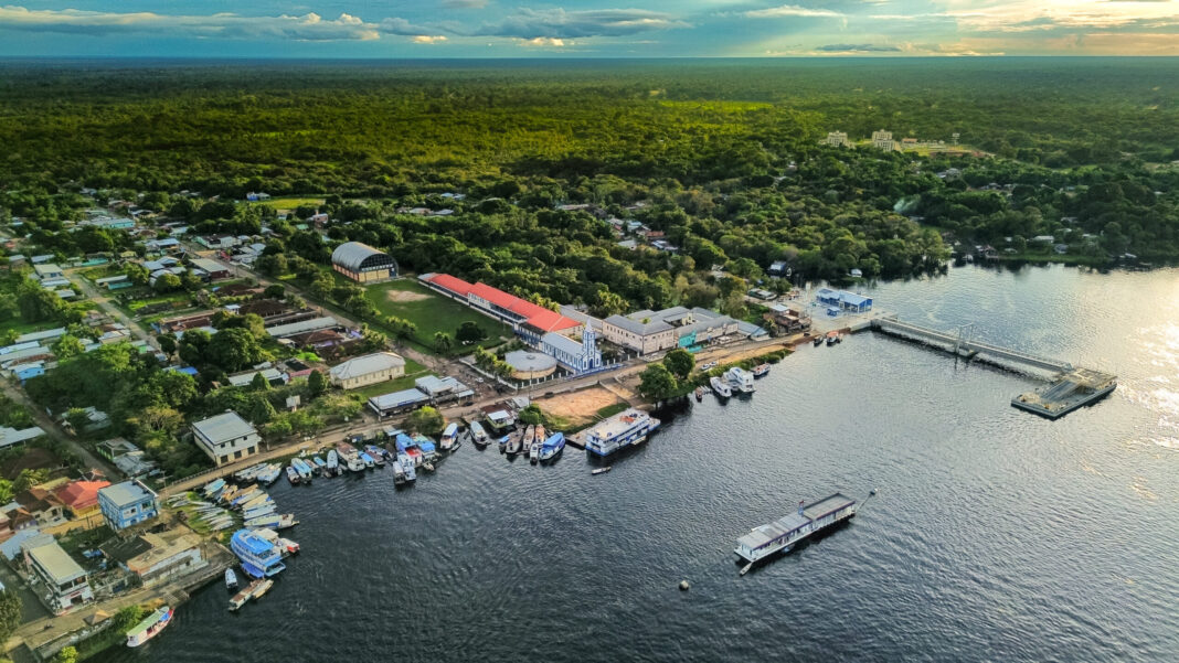 Sem estrutura prisional, Barcelos mantém condenados em delegacia e MP exige regularização