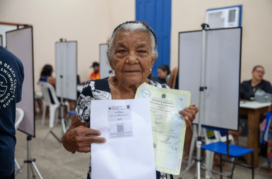 Idosa de 101 anos atualiza documentos em Barcelos durante mutirão Registre-se!