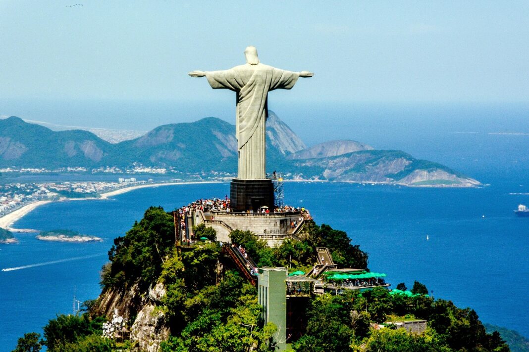 Tragédia aérea no Rio: helicóptero cai e mata seis, com cantor americano e youtuber argentino a bordo