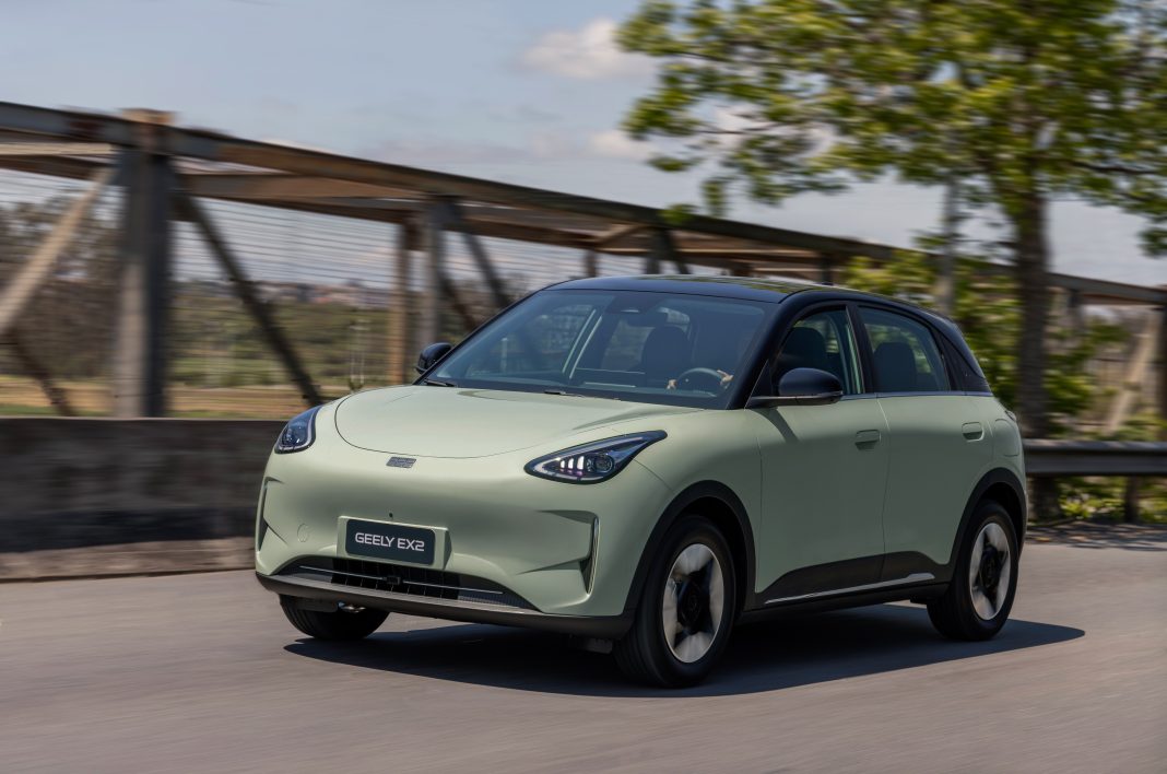 Geely EX2 é bom de dirigir e barato de manter, mas precisa corrigir 7 deslizes; VÍDEO Geely EX2 é bom de dirigir e barato de manter, mas precisa corrigir 7 deslizes; VÍDEO