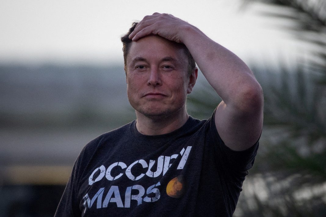 Ações da Tesla caem após empresa ampliar investimentos em IA e robotáxis