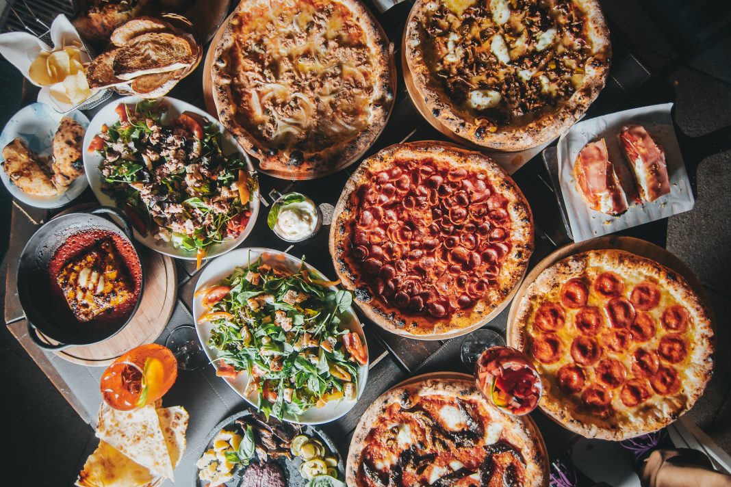 Dia da Pizza: Brasil abre 13 pizzarias por dia, mas comprar uma pizza pesa cada vez mais no bolso Dia da Pizza: Brasil abre 13 pizzarias por dia, mas comprar uma pizza pesa cada vez mais no bolso