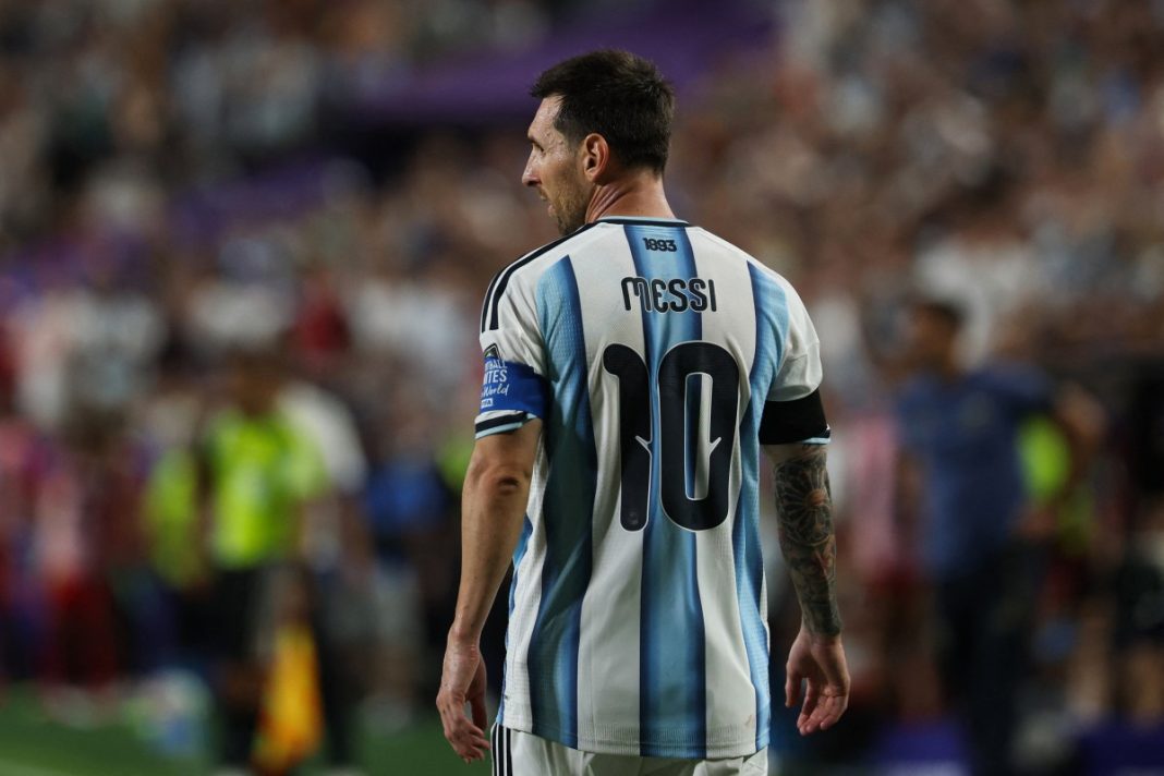 Argentina joga com um a mais, sofre diante da defesa rival e avança com golaço de Álvarez