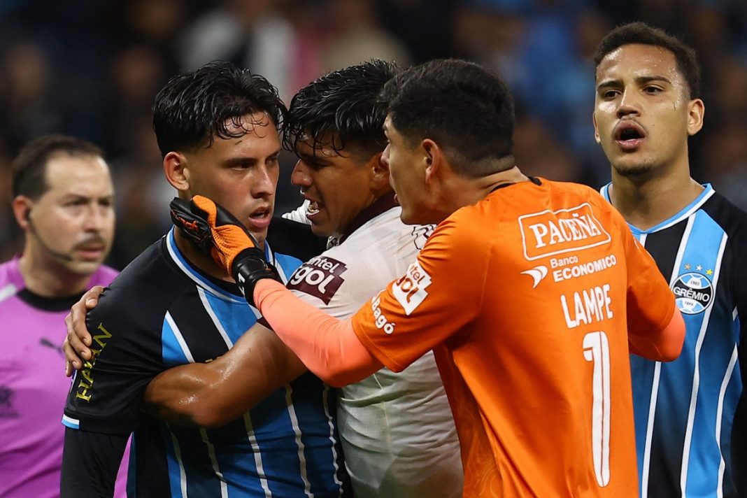 Eliminação aumenta pressão sobre técnico português Luís Castro Eliminação aumenta pressão sobre técnico português Luís Castro
