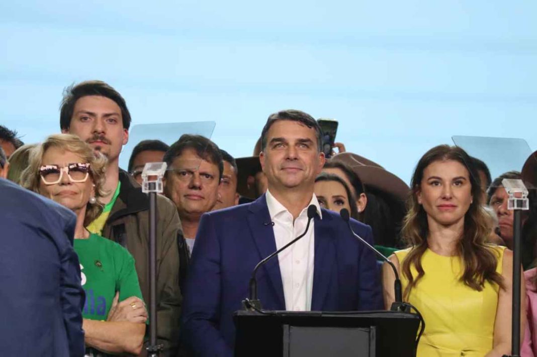 Evento político sinaliza divisões na direita e desafios para candidato