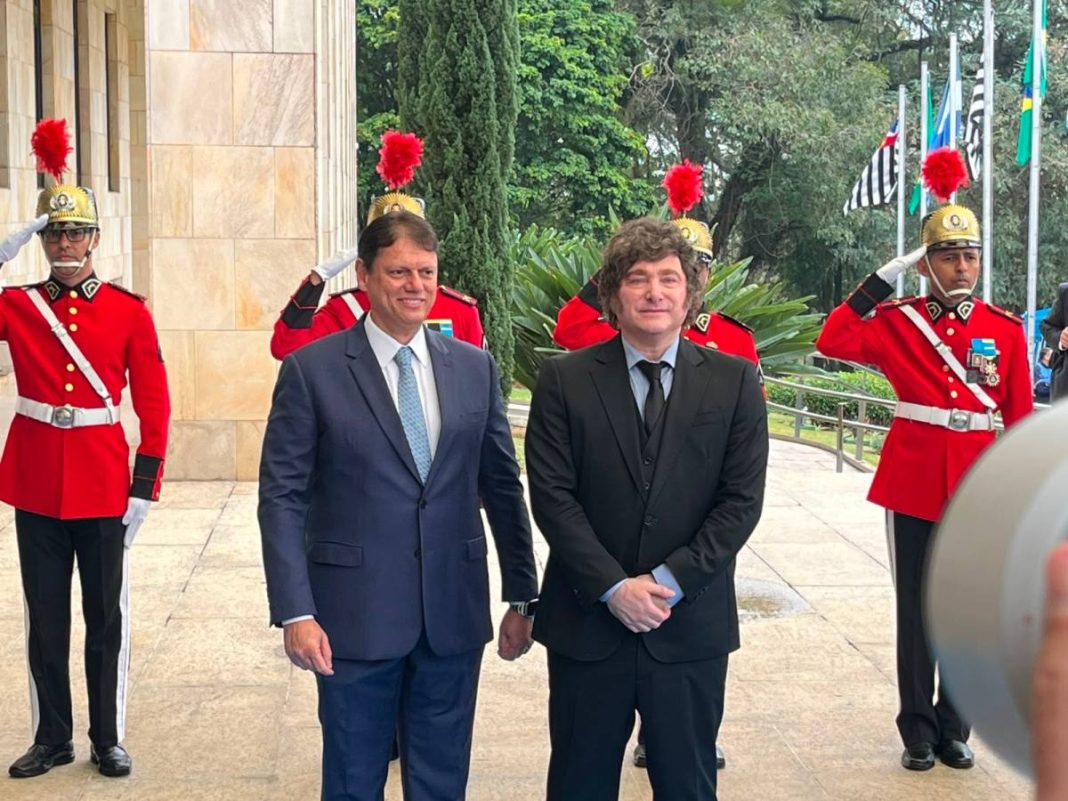 Milei chega acompanhado por autoridades e familiar