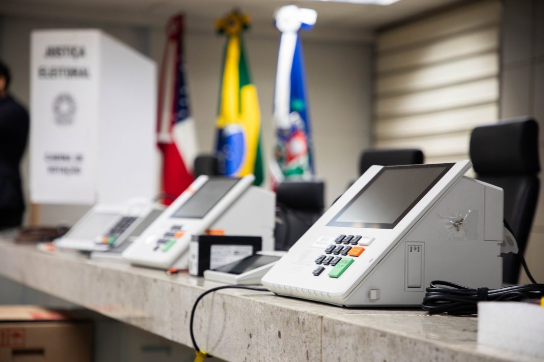 TRE-AM mostra como funciona a urna e a segurança do sistema de votação
