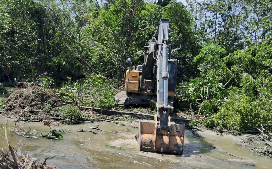 Prefeitura retira 900 metros cúbicos de lixo de igarapé em Manaus