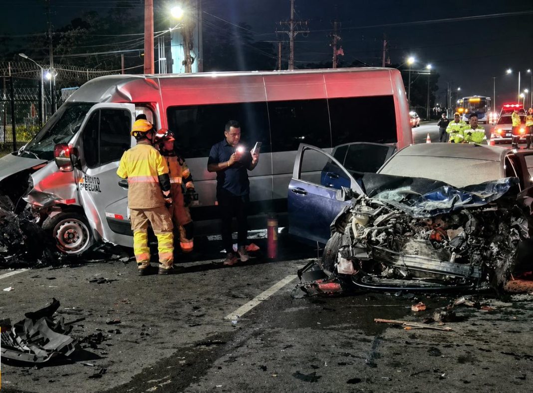 Vídeo: acidente na Avenida do Turismo deixa um morto e cinco feridos em Manaus Vídeo: acidente na Avenida do Turismo deixa um morto e cinco feridos em Manaus