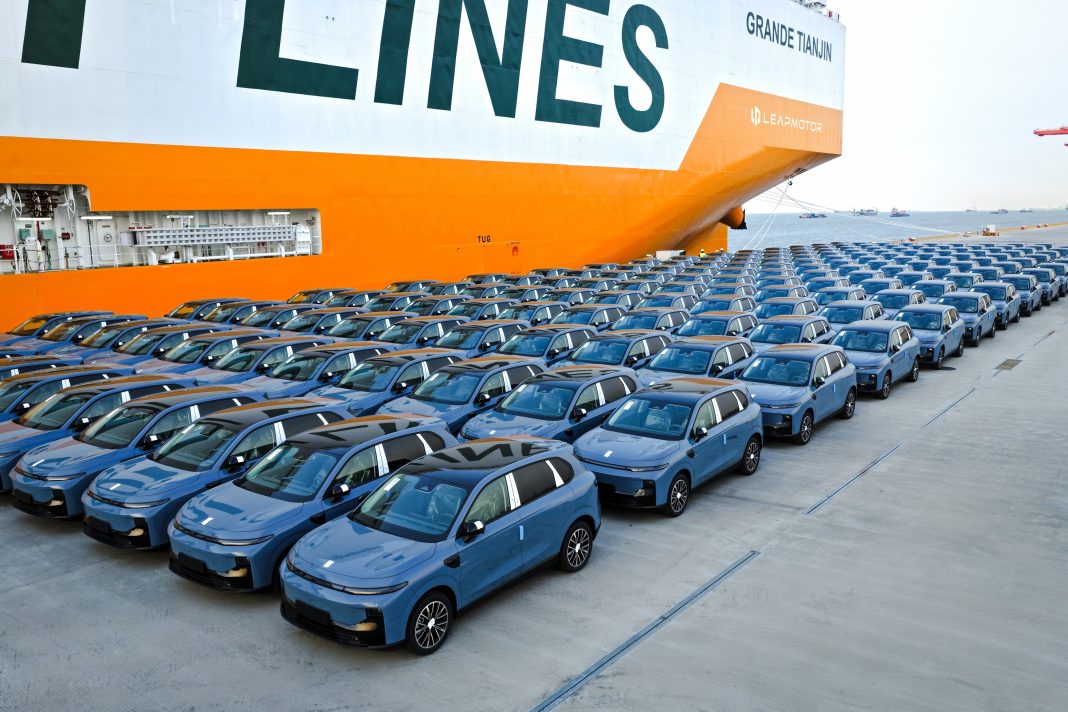 Venda de carros cai na China, e marcas chinesas aceleram chegada ao Brasil e a novos mercados Venda de carros cai na China, e marcas chinesas aceleram chegada ao Brasil e a novos mercados