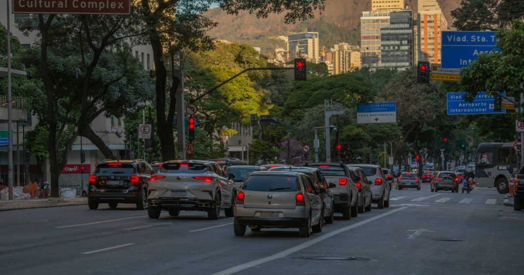 Governo eleva estimativa e cálcula salário mínimo de R$ 1.741 em 2027
