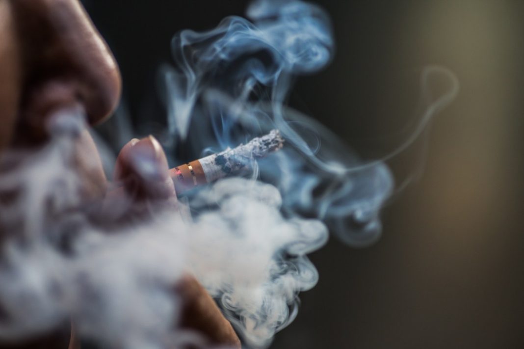 Cigarro na gravidez prejudica a placenta e eleva riscos para mãe e bebê