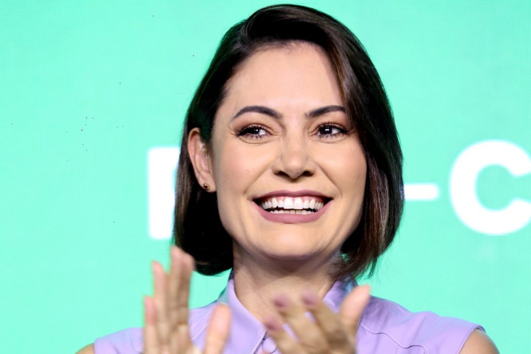 Michelle Bolsonaro não comparece a evento por causa de exames em hospital