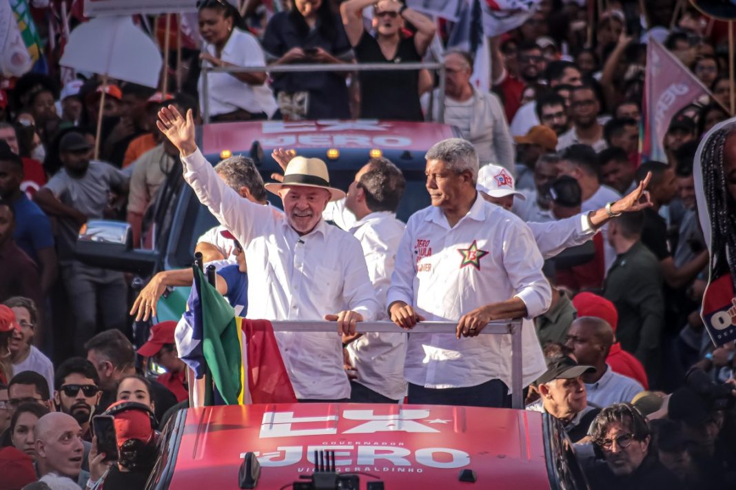 Pesquisas indicam pequena margem de votos do petista sobre Flávio Bolsonaro