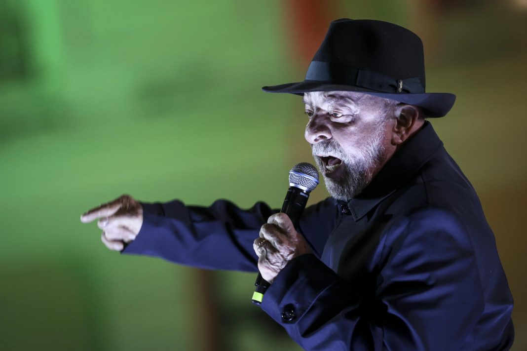 Lula diz que é preciso parar com ‘babaquice de fazer superávit’ para governo investir Lula diz que é preciso parar com ‘babaquice de fazer superávit’ para governo investir