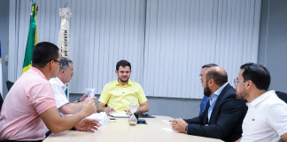 Prefeito assina progressões salariais para 7.616 servidores de Manaus