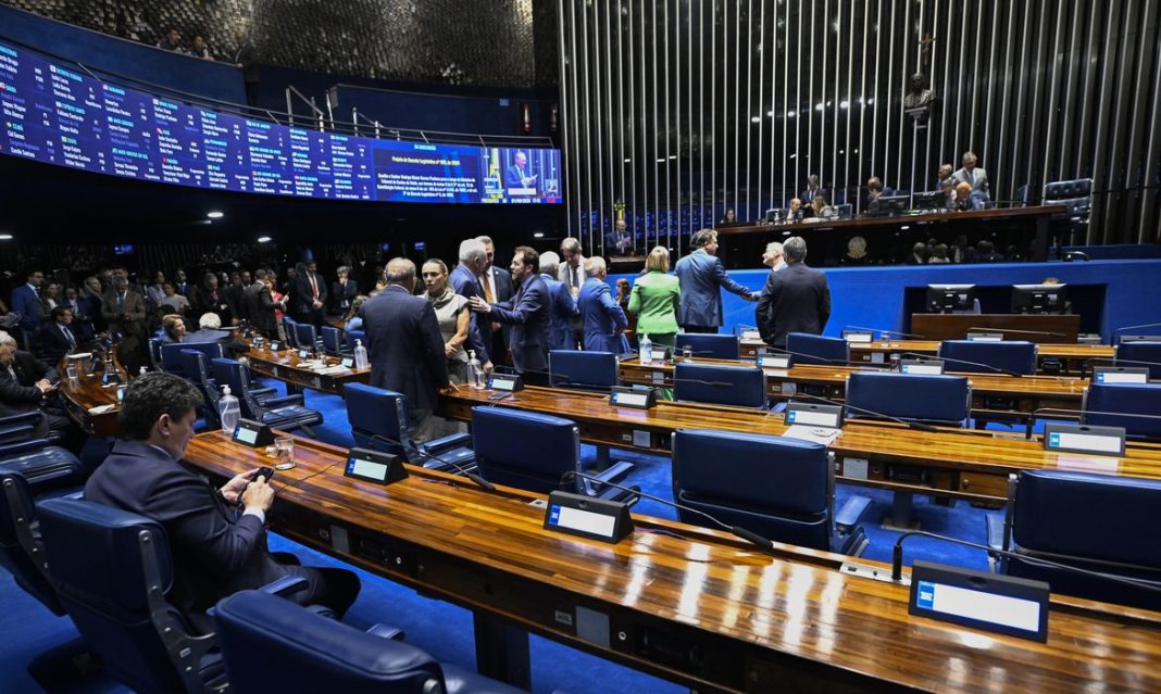 Omar Aziz articula rito especial para levar PEC da escala 6×1 ao plenário