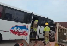 Vídeo: motorista é resgatado das ferragens após micro-ônibus bater em muro