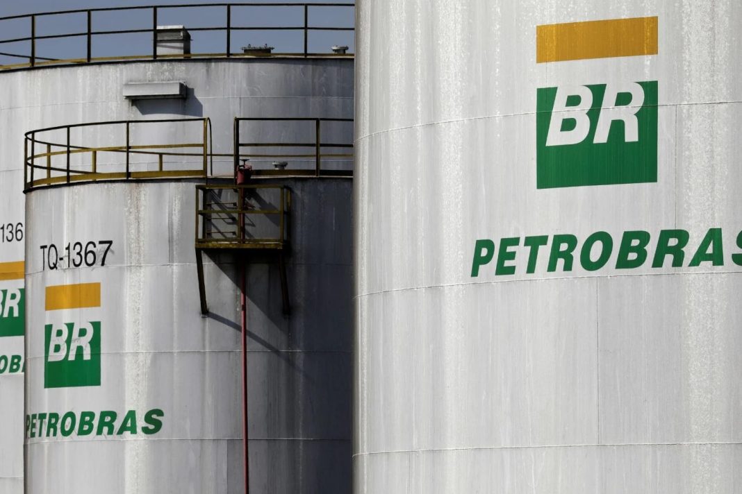 Petrobras eleva preço da gasolina para distribuidoras, mas preço final não deve mudar; entenda
