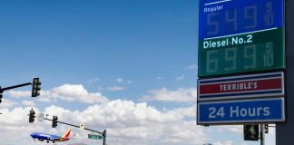 Gasolina sobe nos EUA e Trump diz que alta é ‘baixo preço a pagar’ por guerra no Irã