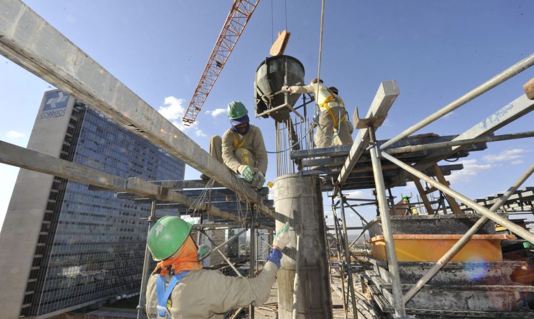 Brasil cria 165,8 mil postos de trabalho em agosto, aponta Caged Brasil cria 165,8 mil postos de trabalho em agosto, aponta Caged