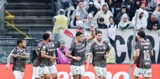 Fluminense supera Corinthians e volta ao G-4 do Brasileirão