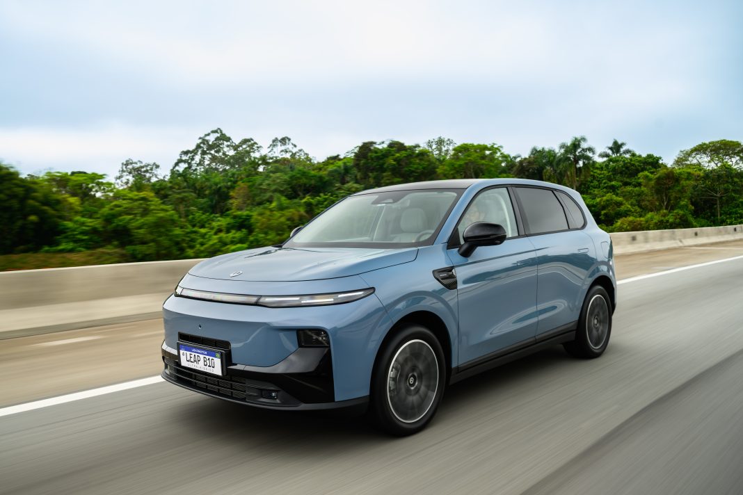 Leapmotor B10 ganha versão híbrida ‘às avessas’ por R$ 179.990; entenda como funciona