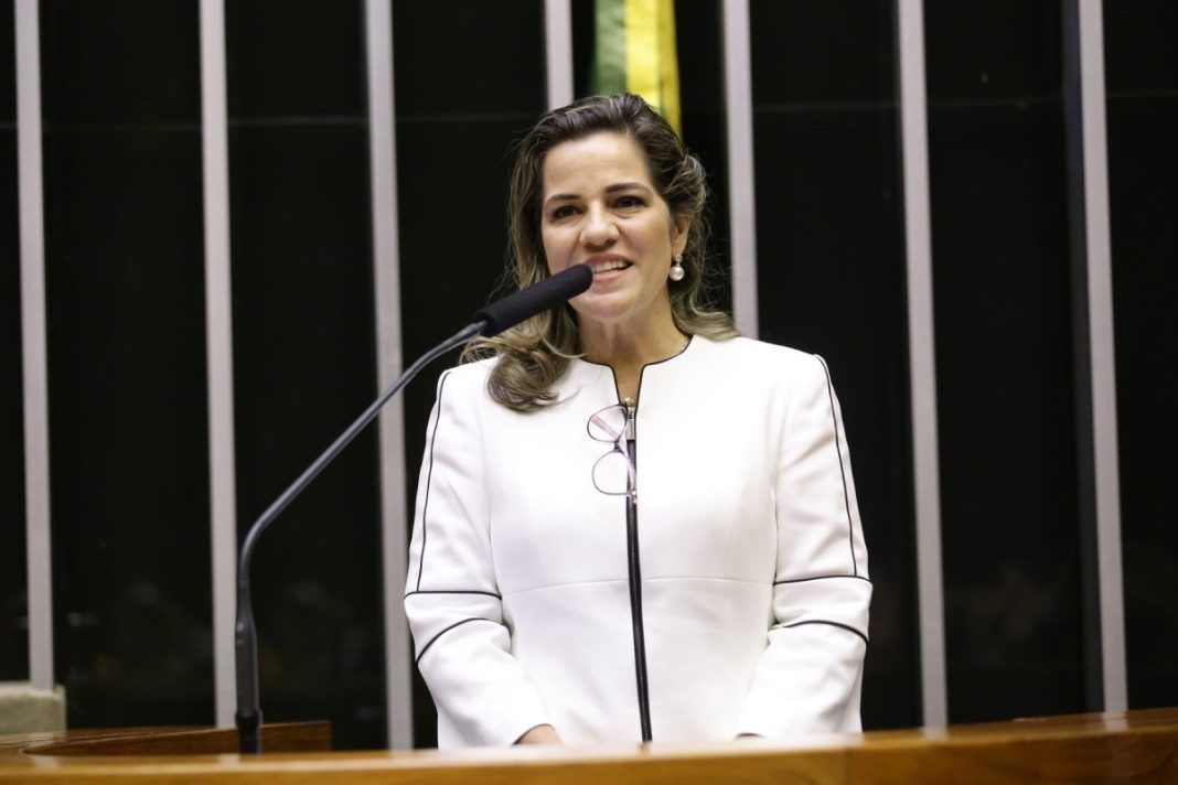 Jornalista eleita deputada federal agora concorre ao Senado após disputa pelo governo do Acre