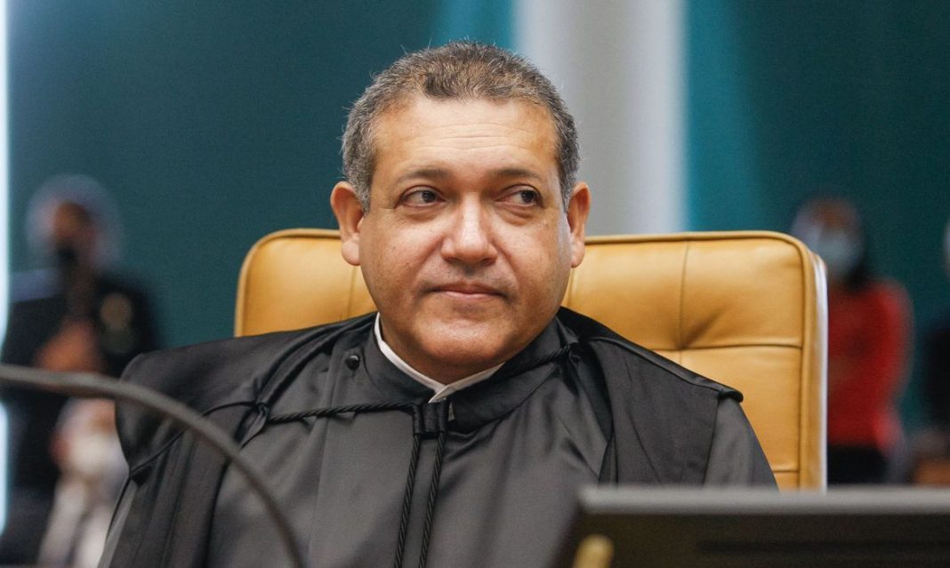 Uso de mídias em questionários vira discussão após suspensão de pesquisa