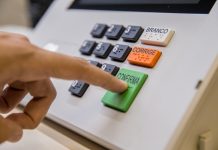 Ameaças de demissão, promessas de benefícios e mais: o que é assédio eleitoral no trabalho e como denunciar