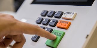 Ameaças de demissão, promessas de benefícios e mais: o que é assédio eleitoral no trabalho e como denunciar