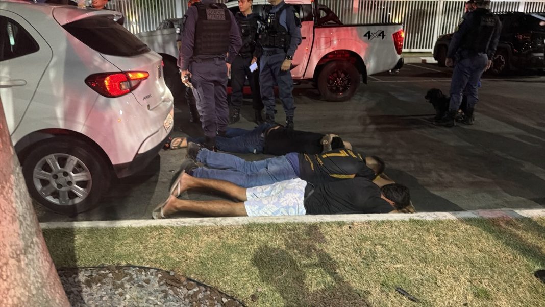 Suspeitos de agiotagem são presos com arma e celulares em Manaus