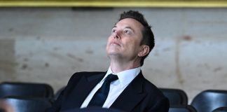 US$ 1 tri: simulador permite gastar toda a fortuna de Musk com hambúrgueres, cavalos, mansões e mais