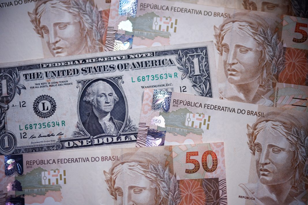 Dólar abre em alta, de olho nos preços do petróleo e cenário político brasileiro