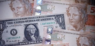 Dólar abre em alta, de olho nos preços do petróleo e cenário político brasileiro