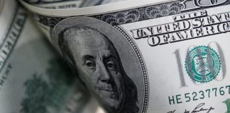 Ibovespa dispara e bate 207 mil pontos, com foco em Lula e Flávio no 2º turno; dólar cai abaixo de R$ 5
