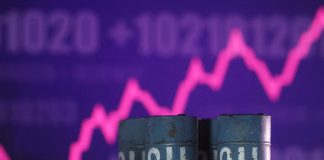 Países já liberaram 325 milhões de barris de petróleo para conter alta dos preços, diz IEA