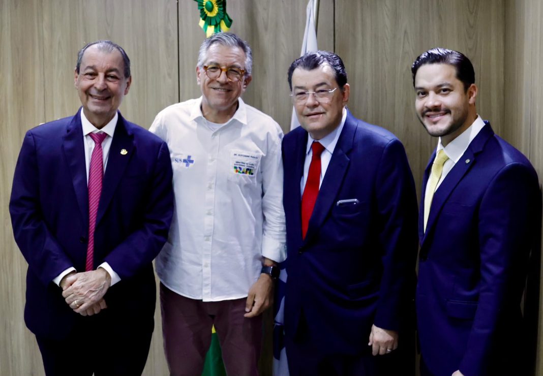 Omar Aziz discute ações emergenciais para saúde do Amazonas com Padilha