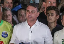 Voo de Flávio Bolsonaro parte do Equador rumo a Miami