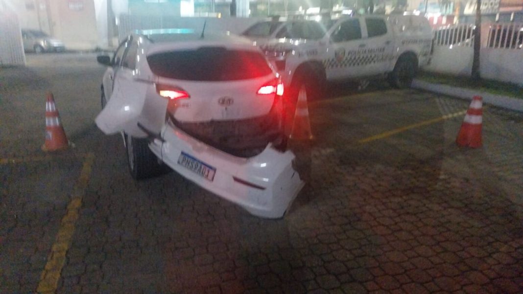 Motorista embriagado invade e destrói muro de delegacia no bairro Cidade Nova