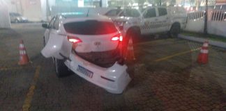 Motorista embriagado invade e destrói muro de delegacia no bairro Cidade Nova