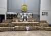 Mais de 1,3 tonelada de skunk, avaliada em R$ 28 milhões, é apreendida em Novo Airão Droga apreendida exposta na sede da Polícia Civil do Amazonas