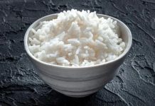 Faz diferença? Qual a ciência por trás do ato de lavar o arroz antes de cozinhar
