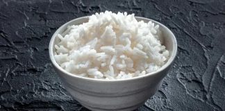 Faz diferença? Qual a ciência por trás do ato de lavar o arroz antes de cozinhar