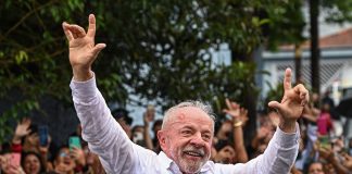 EWZ desaba 19% após reeleição de Lula; veja como fecharam dólar e Bolsa antes da eleição
