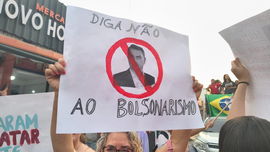 Professores e estudantes da UEA tomam ruas de Manaus em ato contra extrema direita e pela reeleição de Lula