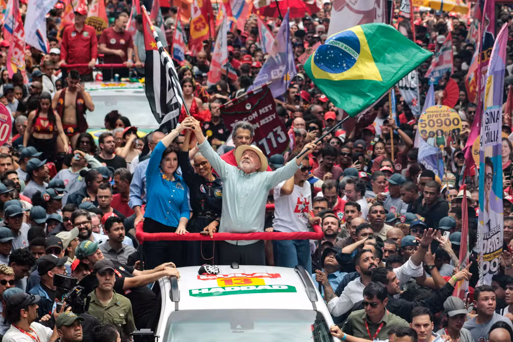 Lula diz que enfrentará ‘chefe de quadrilha’ na eleição deste domingo