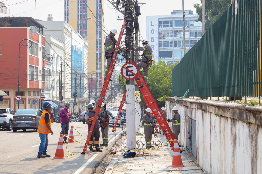 Manaus inicia nova etapa de retirada de fios e cabos sem uso no Centro Histórico Manaus inicia nova etapa de retirada de fios e cabos sem uso no Centro Histórico