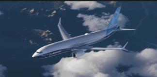 Após seis anos de atraso e crises de segurança, maior Boeing 737 MAX 10 é aprovado para voar; conheça
